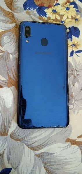 Samsung Galaxy A20 with box. 5