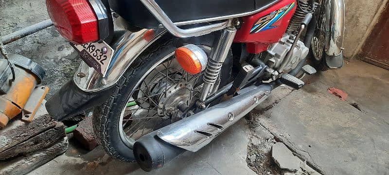 hi iam sale my honda 125 2017b model bike orignal saman k sath 1