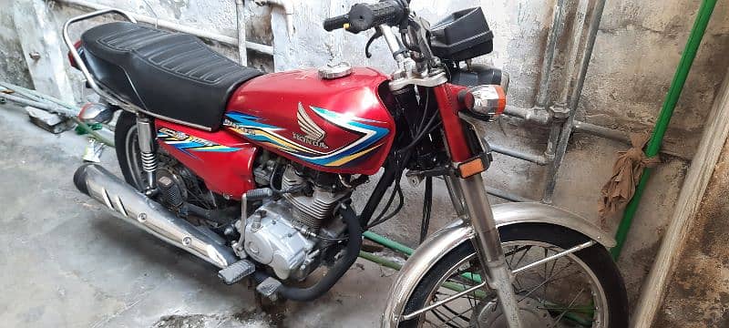 hi iam sale my honda 125 2017b model bike orignal saman k sath 2