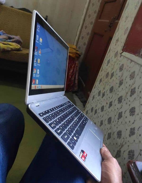 Laptop slim Touchscreen  HD 500 gb hard 2