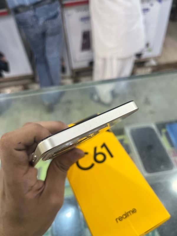 Realme C61 0