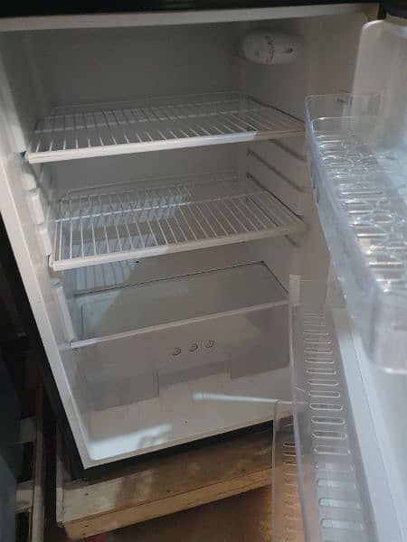 Toyo Company medium size Refrigerator 3