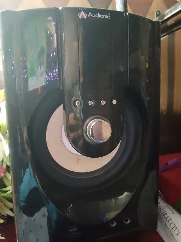 Woofer zabardast sound full ok  lash condition one woofer 2 speakers 1