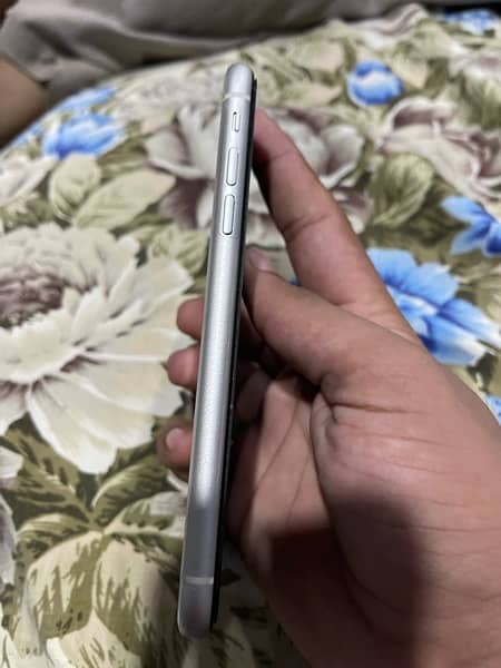 urgent sell iPhone 11 dual sim working with box 67k only 2