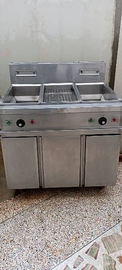 Fryer and hot plate