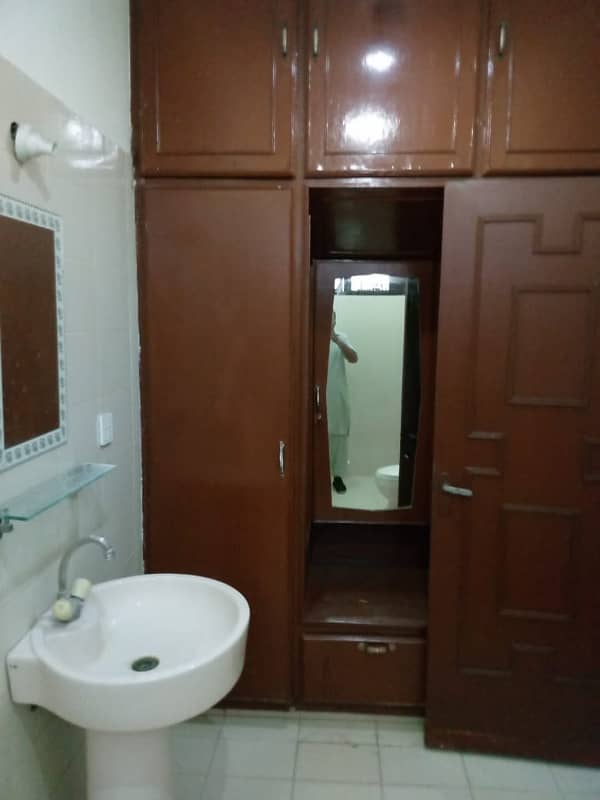 1 Kanal Upper Portion Beautiful Good Location For Rent In P Block Model Town Lahore 9