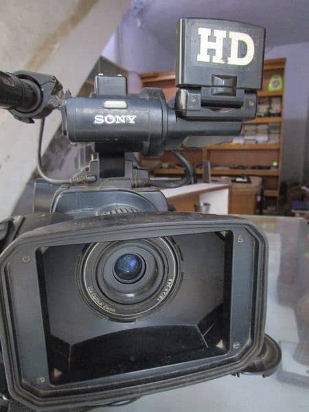 SONY SD 1000 CONDITION 8.10 WITH CHARGER AND BATTRY 32GB INTENAL 4