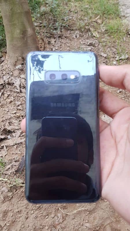 Samsung s10e     6gb.   128 3