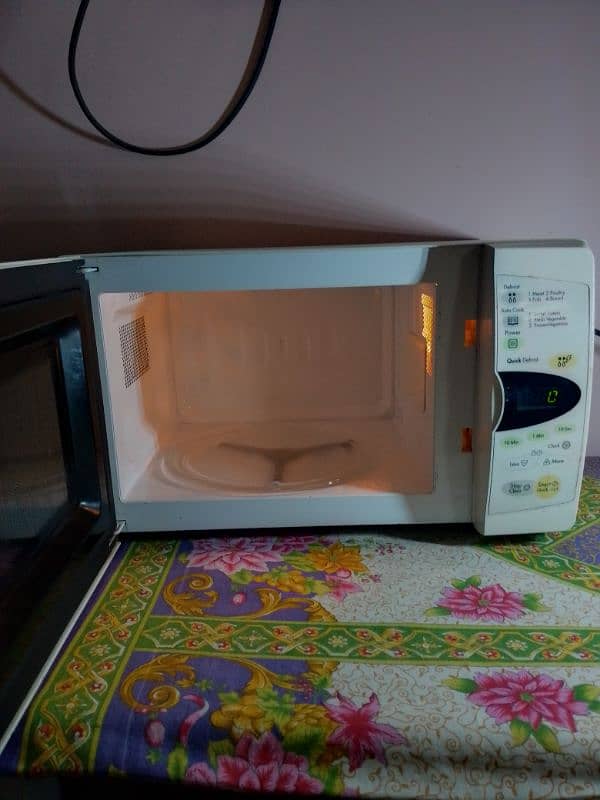 I am selling LG microwave oven touch screen condition 10/8 3