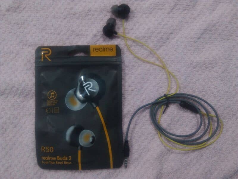 Realme Buds R50 1