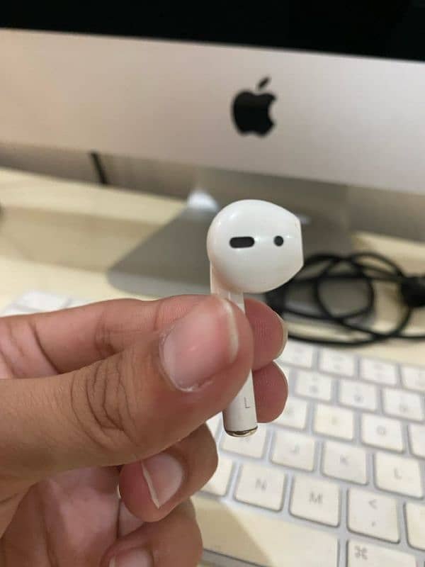 Apple Airpods 1st Generation New condition slightly used 3