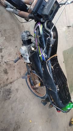 bike ki condition thaik hy seat aur tanky ki condition saf nai hy