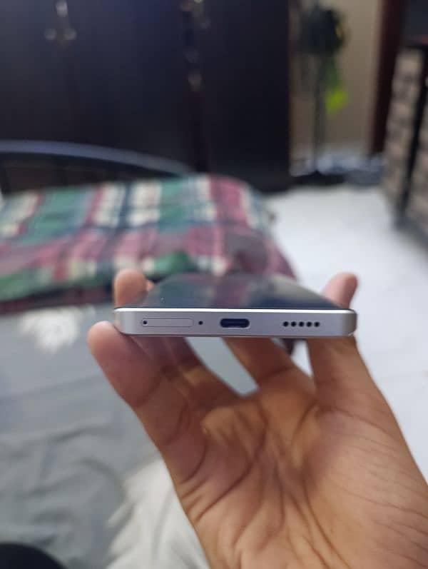 Redmi note 13 pro+ 5g moon White 10/10 ziyada nhi kum ho ga 3