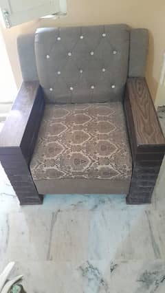 5 seater sofa set and table