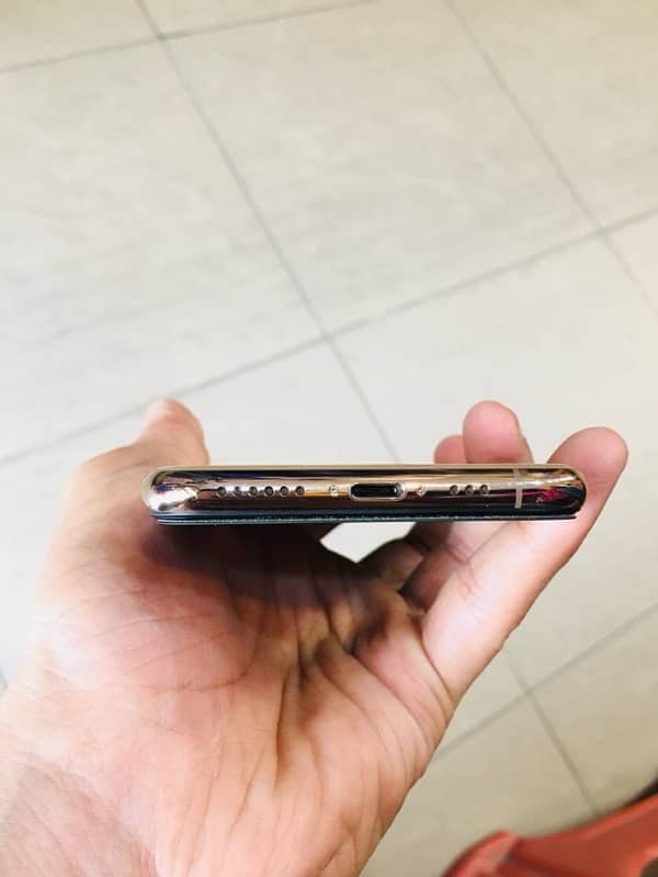 iPhone XS 4