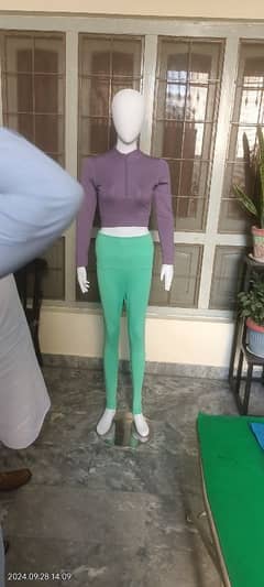 mannequin dummy statue