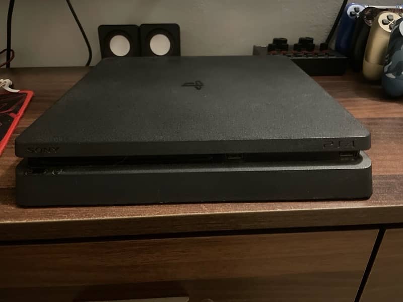 PlayStation4 500GB, 5 Controllers 0