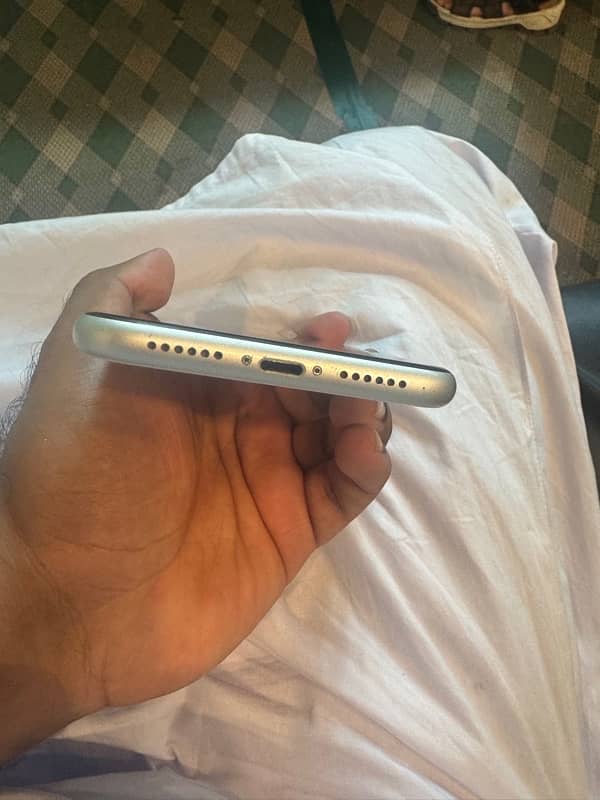 iphone 11 64 gb pta proved with box cable 2