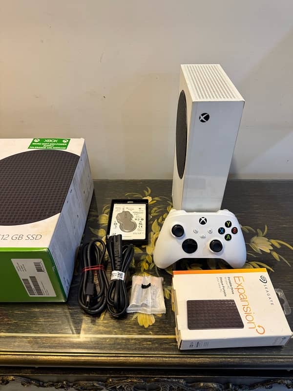 Xbox series S with 2tb hard drive ,venom battery charger + 2 batteries 2