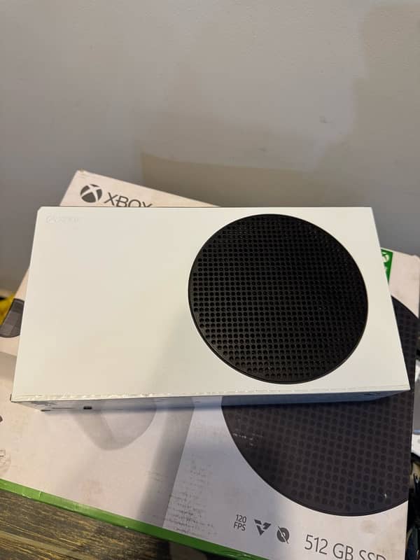 Xbox series S with 2tb hard drive ,venom battery charger + 2 batteries 8