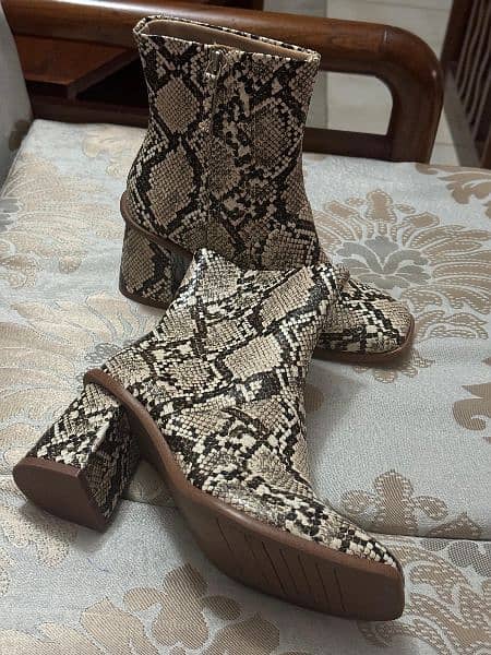 brand new snake printed boots fir women 1