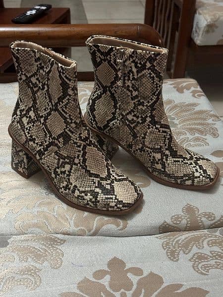 brand new snake printed boots fir women 3