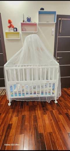 baby cot (almost new)