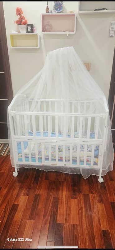 baby cot (almost new) 2