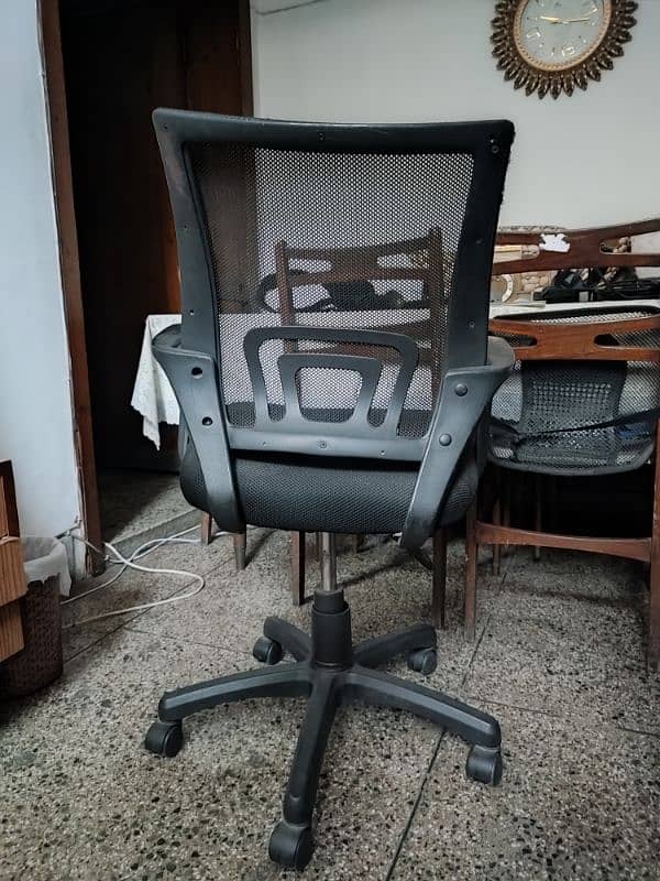 Personally Used Office chair for sale in 7/10 condition 2