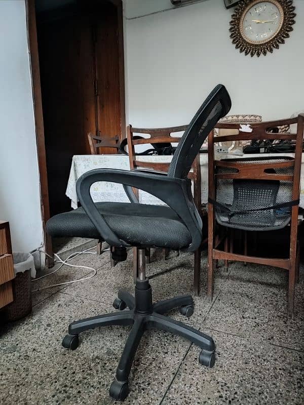 Personally Used Office chair for sale in 7/10 condition 3