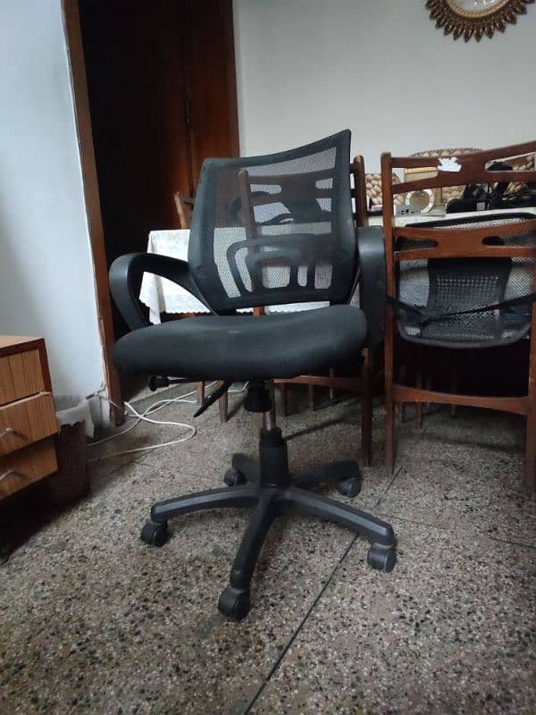 Personally Used Office chair for sale in 7/10 condition 4