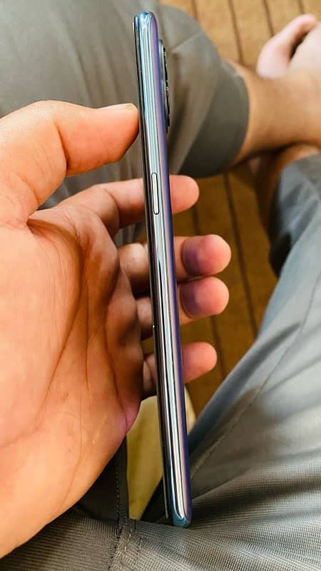 Oppo F17 Pro display finger 4