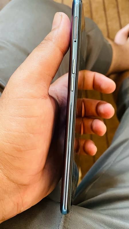 Oppo F17 Pro display finger 5