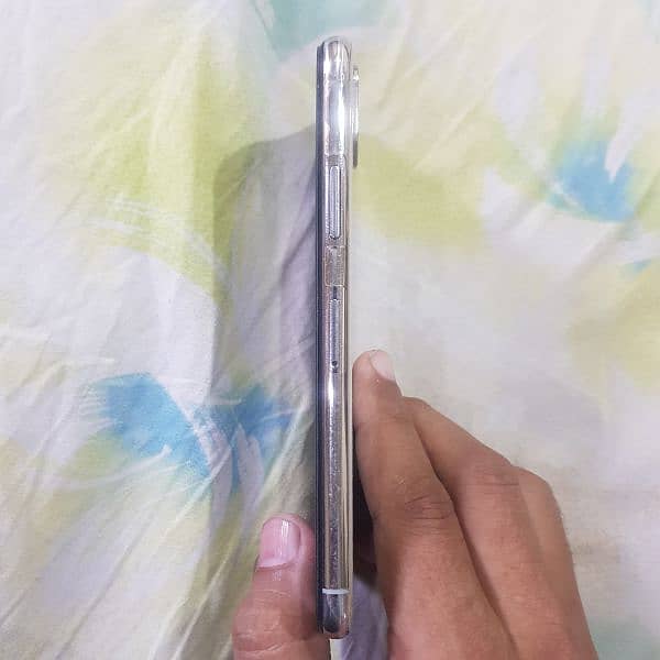 Iphone Xs dual sim in good condition 2