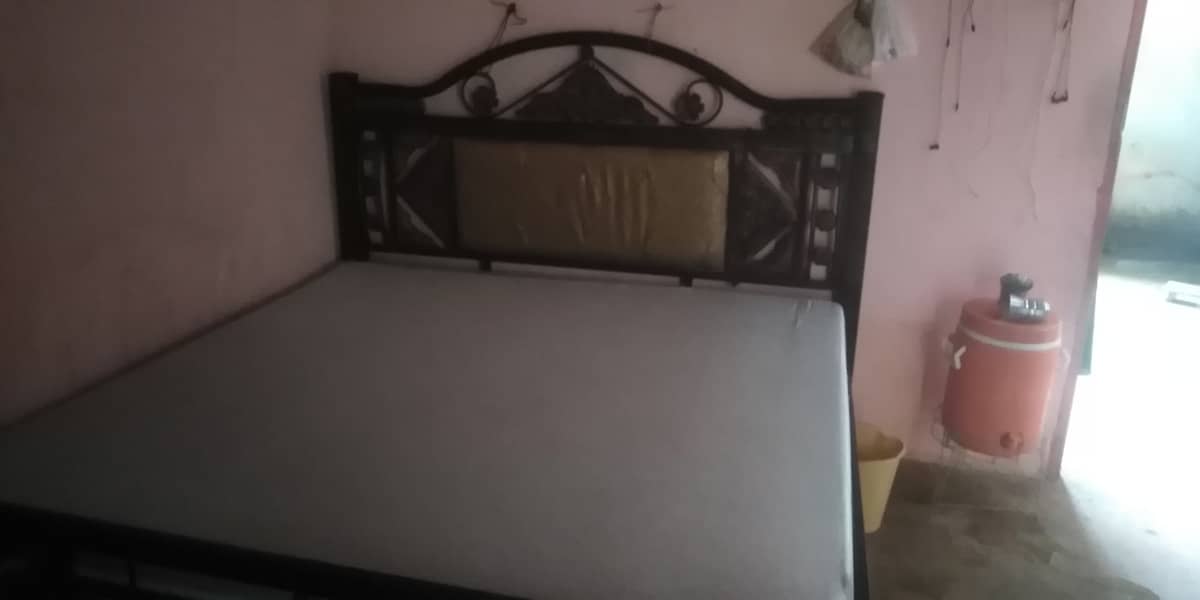 iron bed full size new and clean candaiton 1