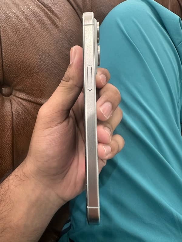 Iphone 15 pro max White Titanium 3