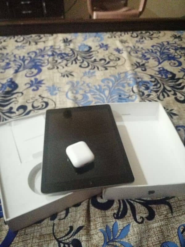 Apple iPad 6 generation 32 gb with airpods 1