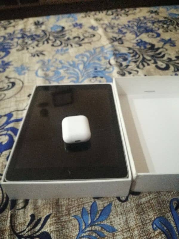 Apple iPad 6 generation 32 gb with airpods 10