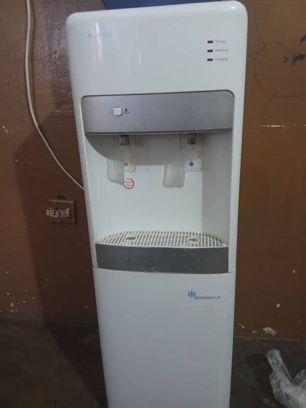 Gree Water dispenser With bottle 1