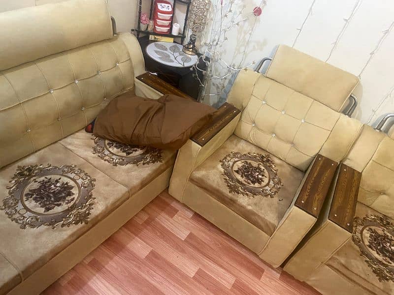 5 seater sofa set in very neat condition 2