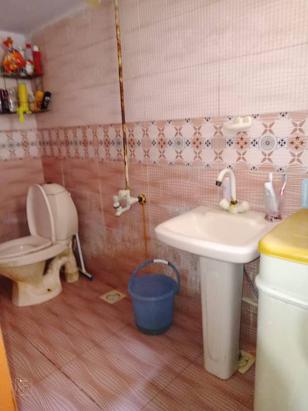 2 BED DD PORTION FOR SALE, MAIN JAMIA MILLIA ROAD, COMMERCIAL PLOT, ROAD FACING, FULLY TILED, LEASED WITH GAS, KE, WATER. CENTER OF THE CITY. COMMERCIAL RUNNING MARKETE. 11