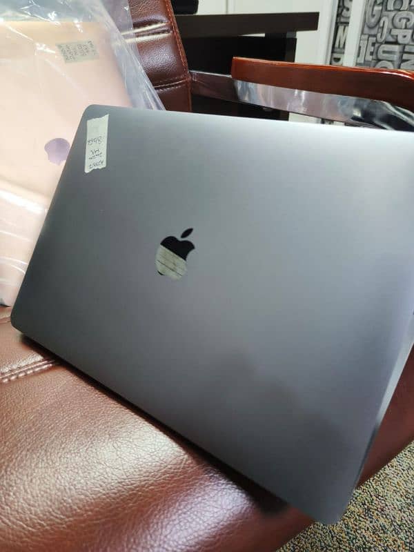 MacBook Pro 13 2020 i7 32gb ram 2tb SSD 1