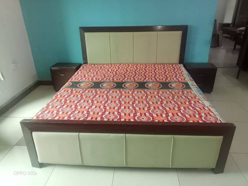 Queen Size Bed With Tappoies and Foam 1