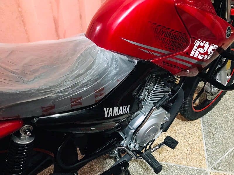 Yamaha YBR 125 G Red 9/10 condition 2