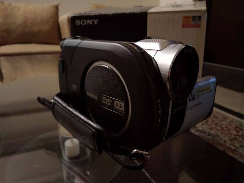 Sony DCR-DVD610 Handycam Cancorder 2