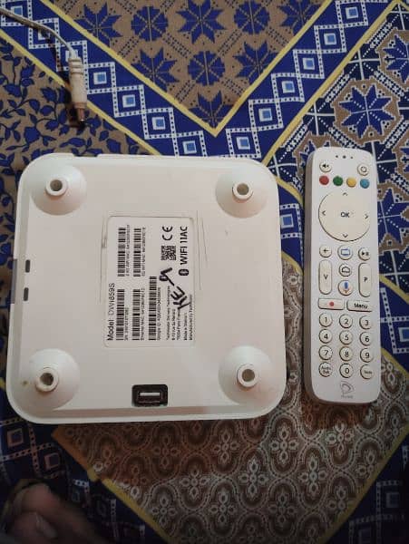 Etisalat TV box Android 9 with voice remote 7