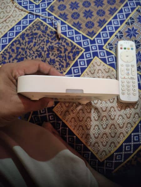 Etisalat TV box Android 9 with voice remote 10