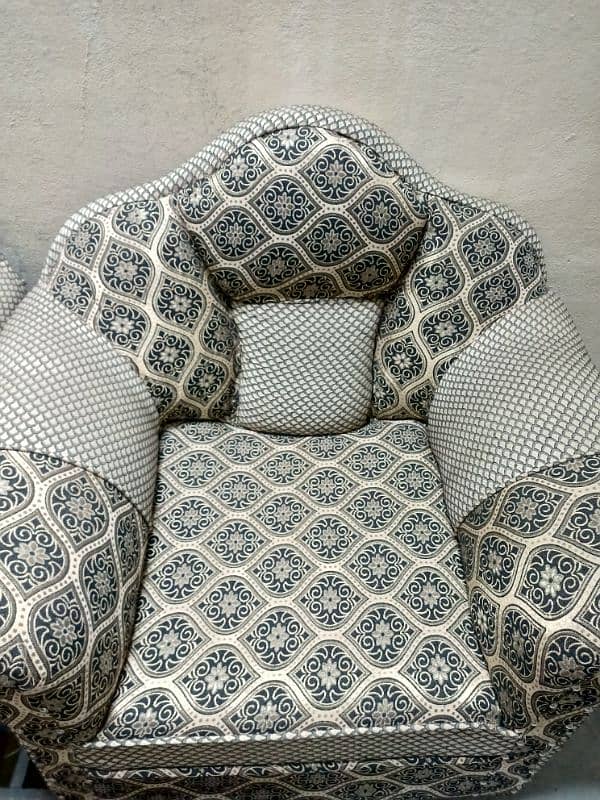 1 seater Sofa, 2pcs for sale. (Large size sofa) 2