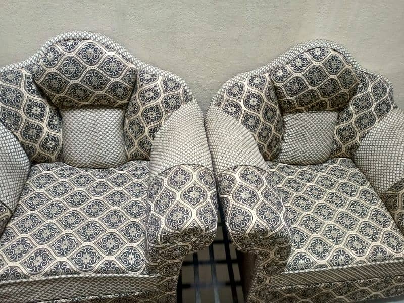 1 seater Sofa, 2pcs for sale. (Large size sofa) 4