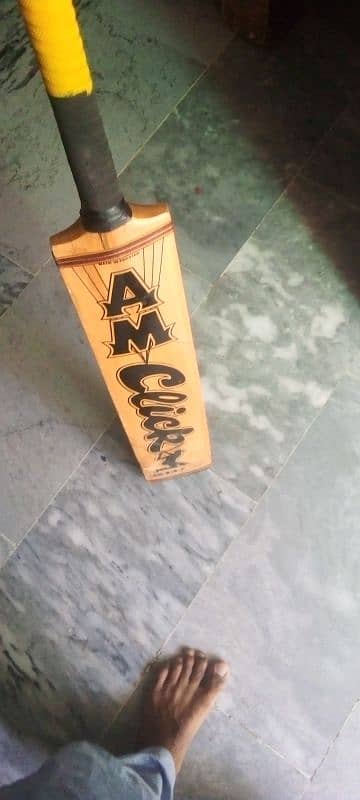 AM Click shoot bat in good condition bohat achi quality ha 03121540564 2